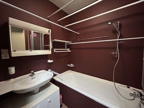 Bathroom - Mountain view apartment, ski-in/ski-out - 8 guests (Saint-Lary-Soulan)