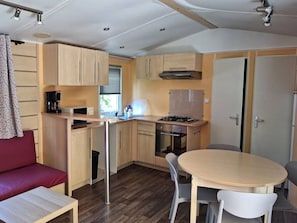 Wasserkocher mit Kaffee-/Teezubehör, Kühlschrank, Mikrowelle