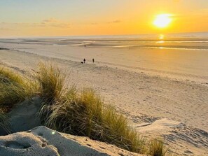 A beach with sand dunes and a sunset. - 2-bedroom apartment, sea view balcony - 6 guests (Merlimont)