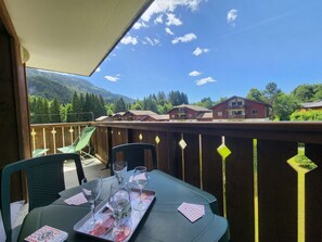 Outdoor dining - Quiet apartment, pets allowed - 4 guests (Samoëns)