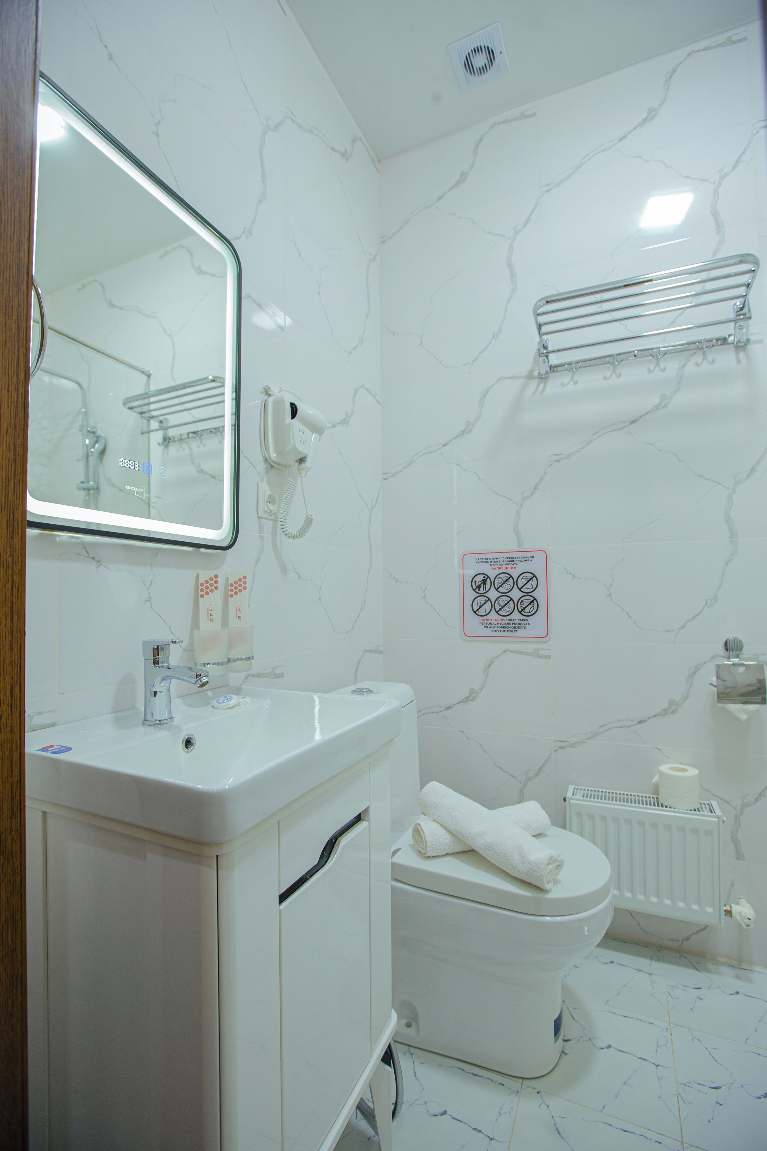 Standard Double or Twin Room, Courtyard View | Bathroom