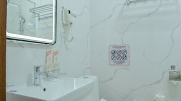 Standard Double or Twin Room, Courtyard View | Bathroom