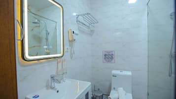 Ducha, secador de pelo, pantuflas, toallas