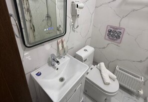 Ducha, secador de pelo, pantuflas, toallas