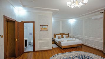 Luxury Double Room | In-room safe, desk, laptop workspace, blackout drapes