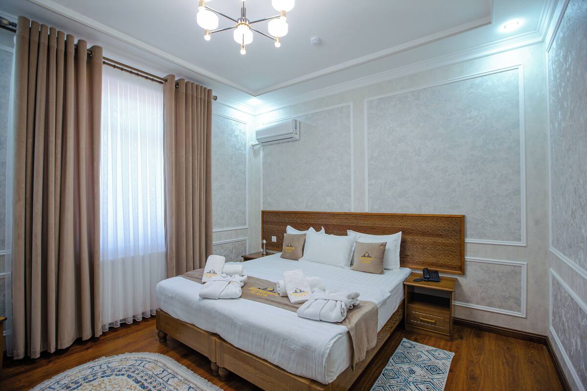 Phòng đôi hoặc 2 giường đơn Deluxe | Két bảo mật tại phòng, bàn, khu vực làm việc phù hợp cho laptop