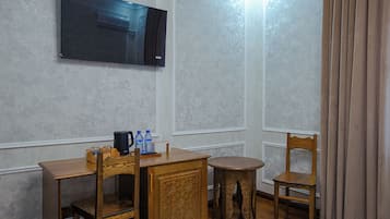 Deluxe Double or Twin Room | In-room safe, desk, laptop workspace, blackout curtains