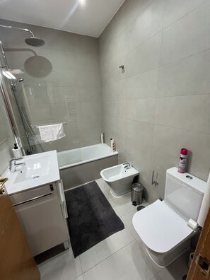 Towels, soap, shampoo, toilet paper - Ler & Le Pety Palace Madrid Gran Via (Madrid)