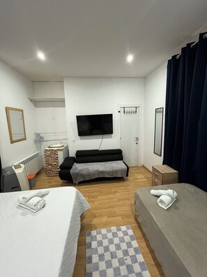 Family Room, Smoking, Housekeeping | Free WiFi - Ler & Le Pety Palace Madrid Gran Via (Madrid)