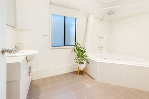 Hårtork, handdukar, tvål och toalettpapper