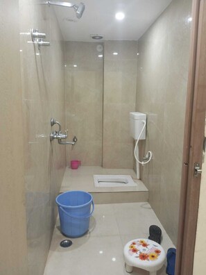 Double Room | Bilik Mandi | Pancuran mandi 