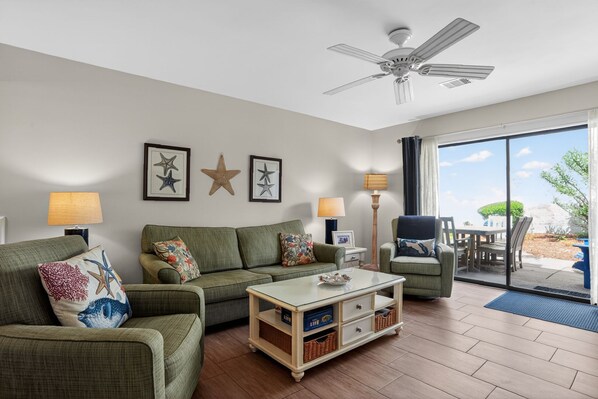 Living area - Surf Court 46 - Updated 3 bedroom Townhouse - 1 block to the Beach (Hilton Head Island)