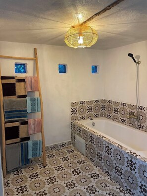 Douche, sèche-cheveux, serviettes fournies, savon