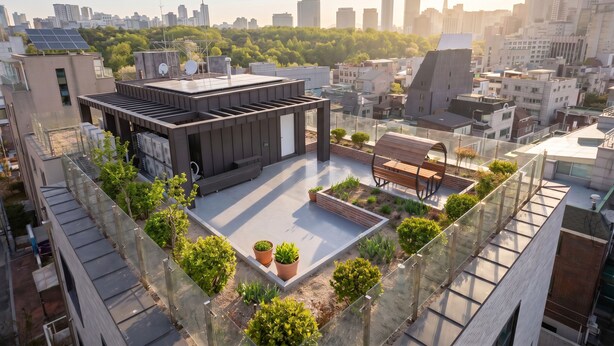 Eine Dachterrasse mit modernem Design, Solaranlagen und Topfpflanzen.