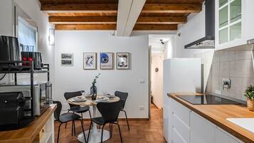 Réfrigérateur, micro-ondes, plaque de cuisson, lave-vaisselle