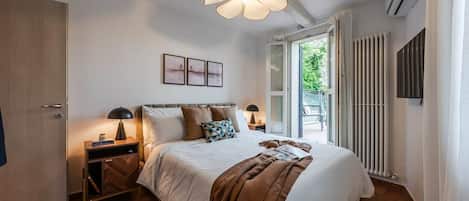 Iron/ironing board, free WiFi, bed sheets
