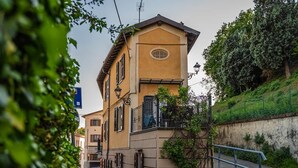 A building with a balcony, a window, and a door. - [Centro Storico] A/C, Terrazzo privato, WiFi (Fiorano Modenese)