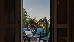 An open door leading to a patio with a seating area and a view of greenery. - [Centro Storico] A/C, Terrazzo privato, WiFi (Fiorano Modenese)