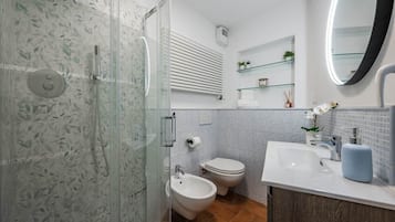 Doccia, asciugacapelli, bidet, asciugamani