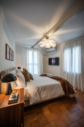 Tabla de planchar con plancha, wifi gratis y ropa de cama 