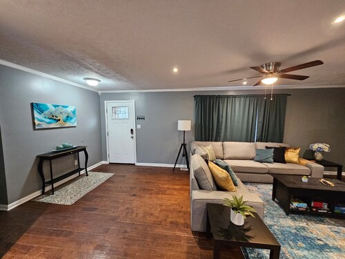 Modern Fayetteville Home Minutes to Fort Bragg!