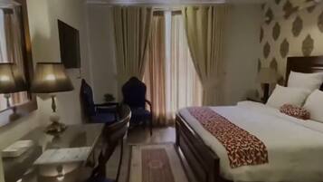 Habitación estándar, balcón | Escritorio, espacio para trabajar con laptop y cortinas blackout
