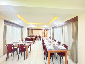 Dining - Hotel Oren Golden bd. Himalayan School (Darjeeling)