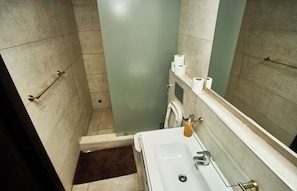 Jetted bath, towels, soap, toilet paper - Cozy 1-bedroom apartment in SIGNATURE (Accra)