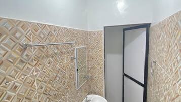Douche, bidet, serviettes fournies, savon