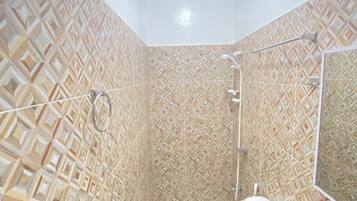 Douche, bidet, serviettes fournies, savon