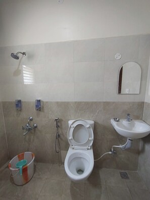 Studio Tiêu chuẩn | Phòng tắm | Buồng tắm vòi sen, xà phòng, dầu gội 