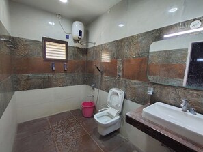 Habitación familiar | Baño | Regadera, jabón, shampoo 