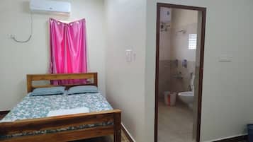 Standard Studio | Bathroom | Shower, soap, shampoo