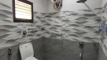 Suite | Bathroom | Shower, soap, shampoo