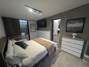 1 bedroom, iron/ironing board, free WiFi, bed sheets - Architectural Coastal Retreat (Williamstown North)