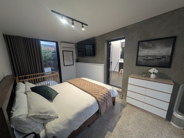 1 bedroom, iron/ironing board, free WiFi, bed sheets - Architectural Coastal Retreat (Williamstown North)