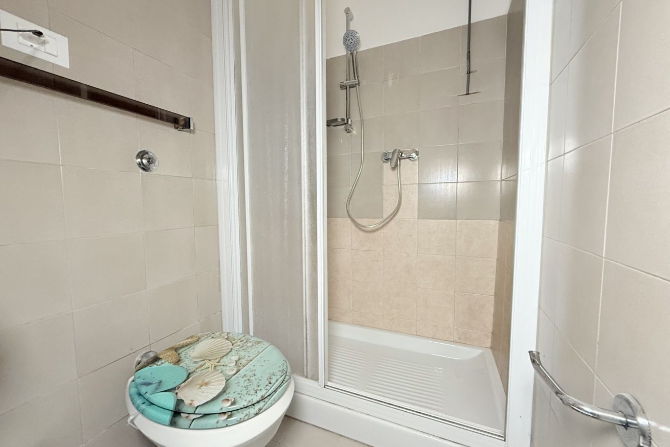 Un baño con inodoro, ducha y bañera.