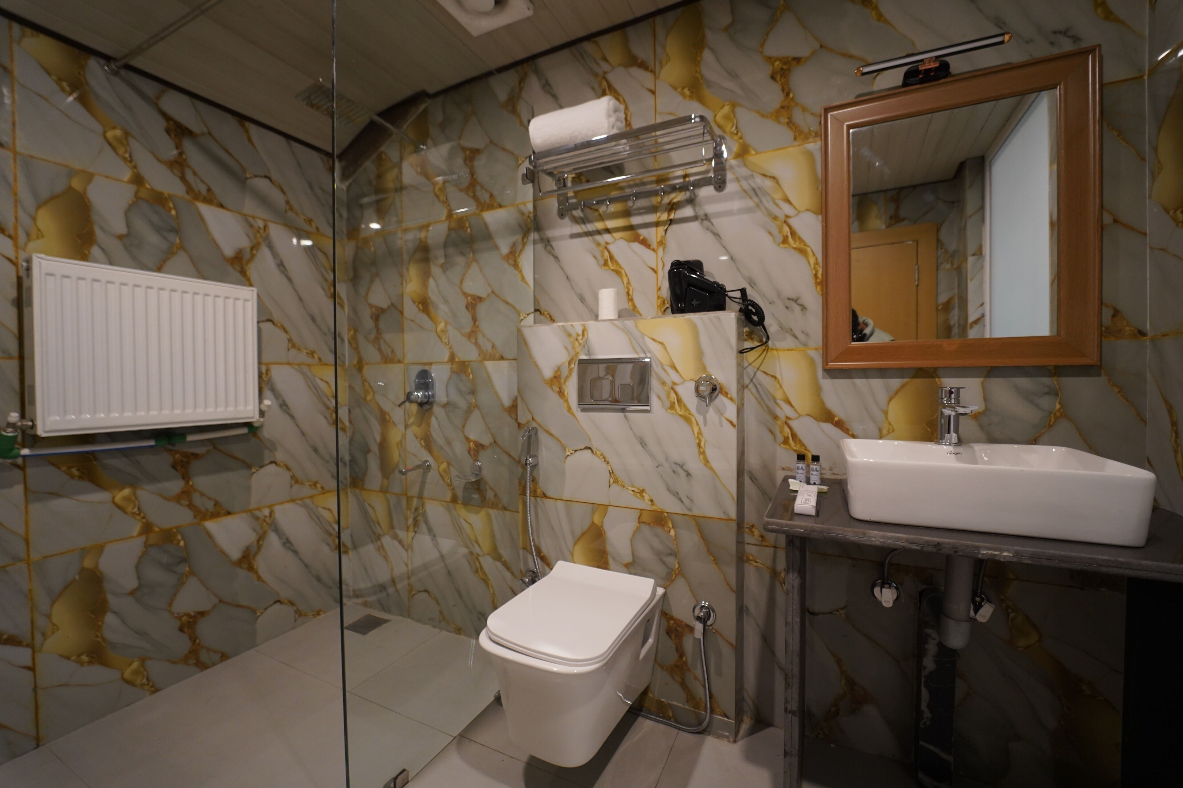 Habitación Deluxe con 1 cama matrimonial o 2 individuales, balcón, vista a la montaña | Baño | Tina y regadera independientes, amenidades de baño gratuitas, pantuflas 