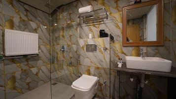 Habitación Deluxe con 1 cama matrimonial o 2 individuales, balcón, vista a la montaña | Baño | Tina y regadera independientes, amenidades de baño gratuitas, pantuflas