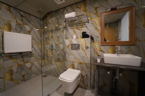 Habitación Deluxe con 1 cama matrimonial o 2 individuales, balcón, vista a la montaña | Baño | Tina y regadera independientes, amenidades de baño gratuitas, pantuflas 