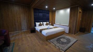 Habitación Deluxe con 1 cama matrimonial o 2 individuales, balcón, vista a la montaña | Escritorio, espacio para trabajar con laptop y wifi gratis