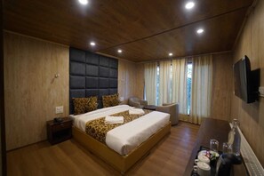 Habitación Deluxe con 1 cama matrimonial o 2 individuales, balcón, vista a la montaña | Escritorio, espacio para trabajar con laptop y wifi gratis 
