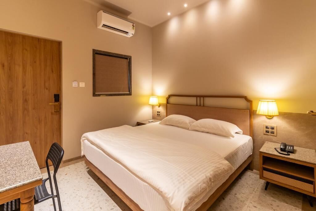 Habitación doble estándar | Escritorio y espacio para trabajar con laptop 