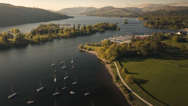 A river with boats, a marina, and a path along the riverbank. - Lakeside Studio Ridgestone (Windermere)