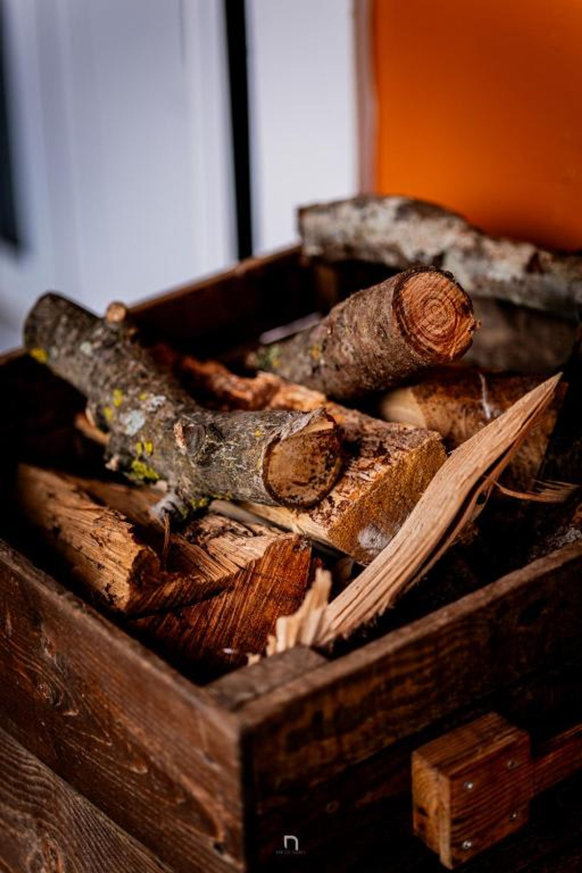 Uma caixa de madeira cheia de lenha e lascas.