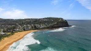 A coastal town with a beach, ocean, and residential buildings. - Copa Panorama Apartment (Copacabana)