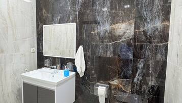 Dusche, Haartrockner, Handtücher, Seife