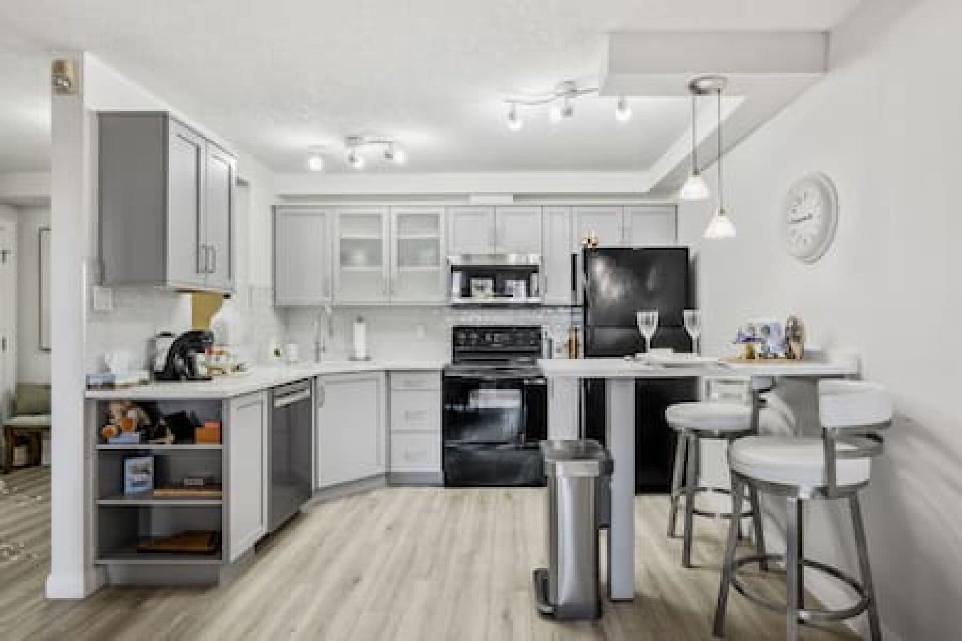 Four à micro-ondes, un four, surface de cuisson, lave-vaisselle