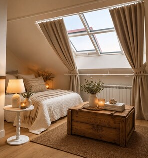 Una camera da letto con un lucernario, un letto, un comodino con una lampada, un baule di legno e un vaso con una pianta.