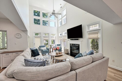 Stunning Coastal Retreat Home in Sea Colony; Community Pool, Tennis, Fitness Center, Playground, Shuttle, Free WIFI